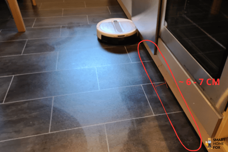 Видны неубранные участки вдоль плинтуса.